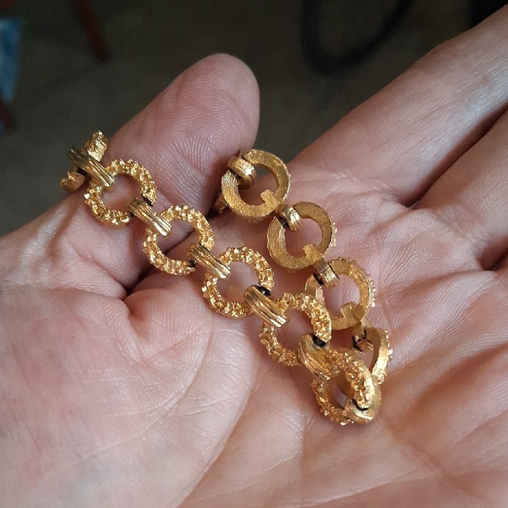 Elegant Vintage Trifari Signed Gold-Tone Link Bracelet